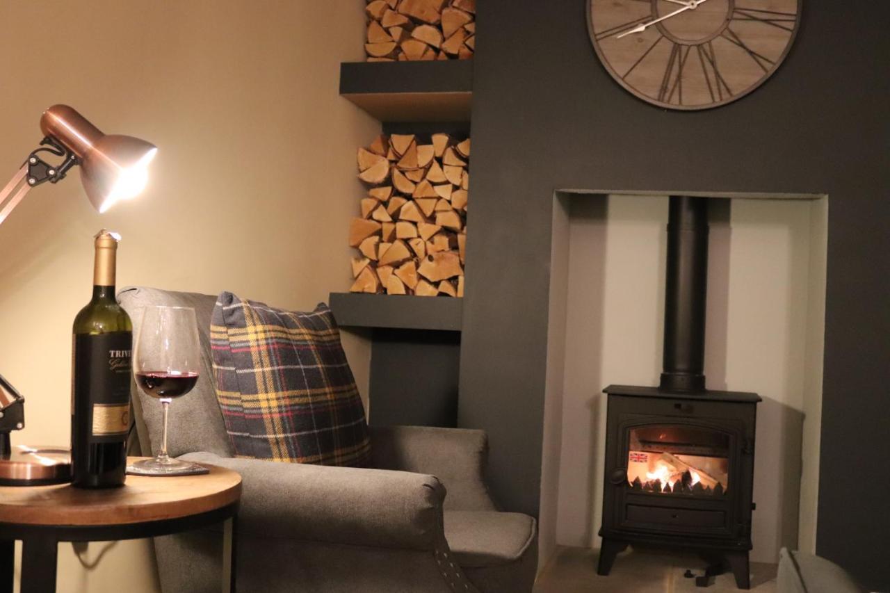 Canal View Cottage With Log Fire & Parking Blisworth エクステリア 写真
