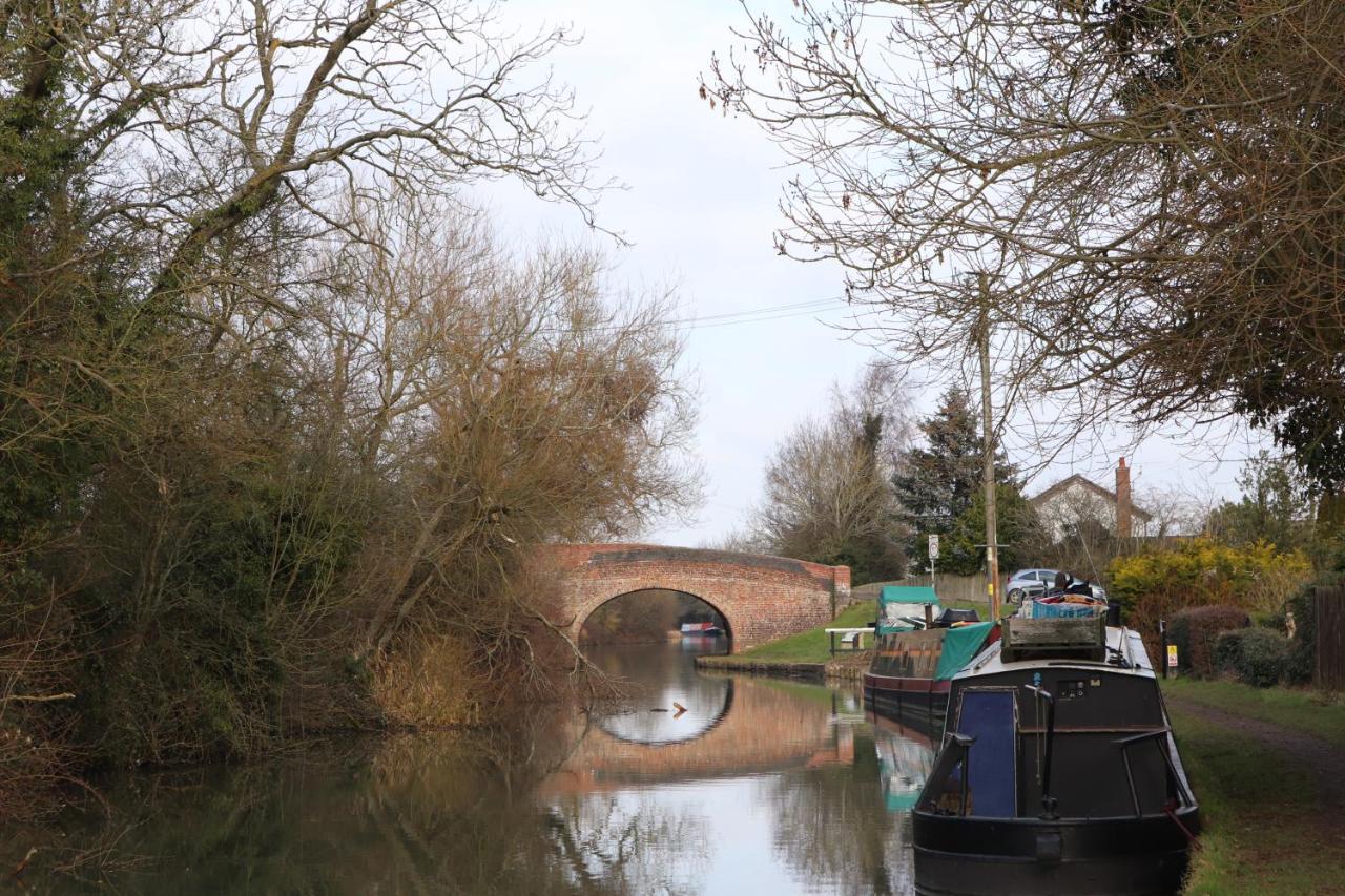 Canal View Cottage With Log Fire & Parking Blisworth エクステリア 写真