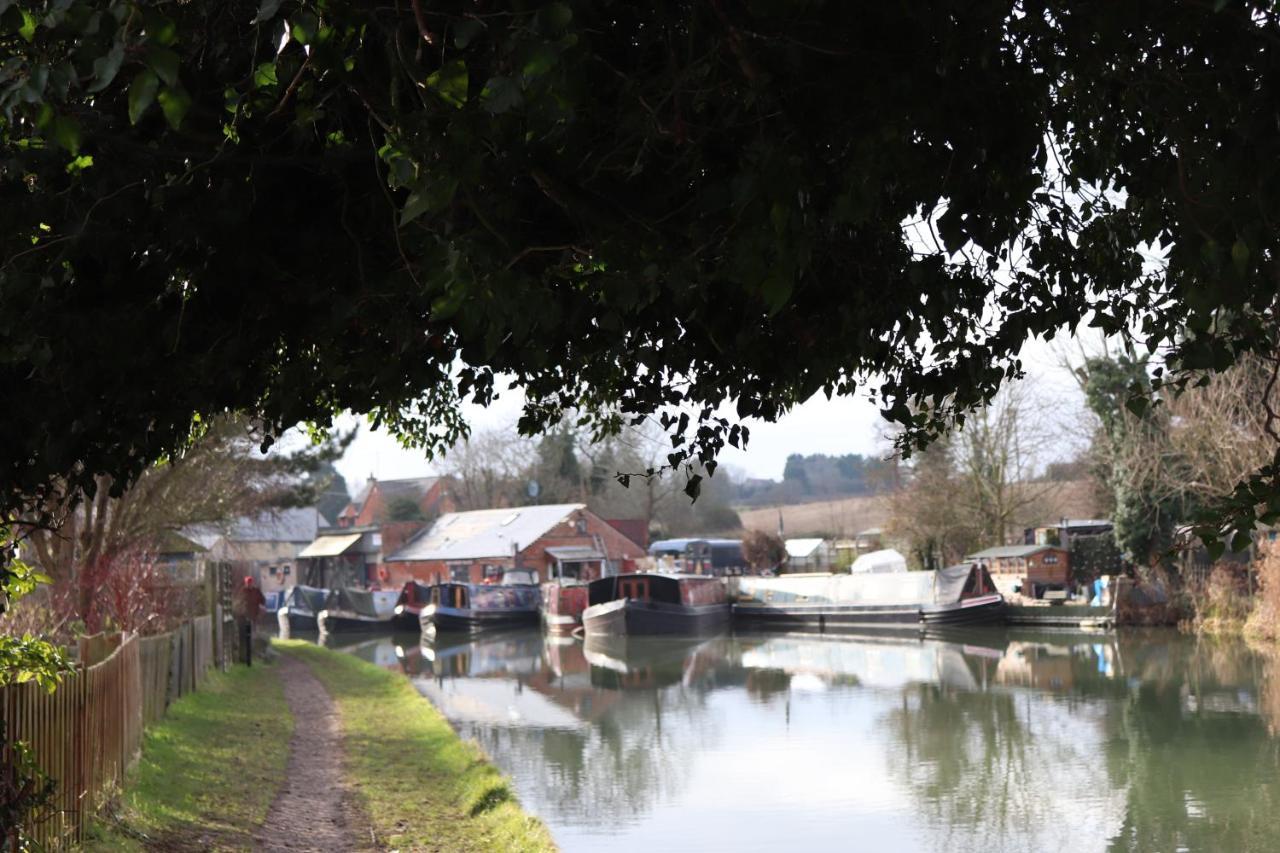 Canal View Cottage With Log Fire & Parking Blisworth エクステリア 写真