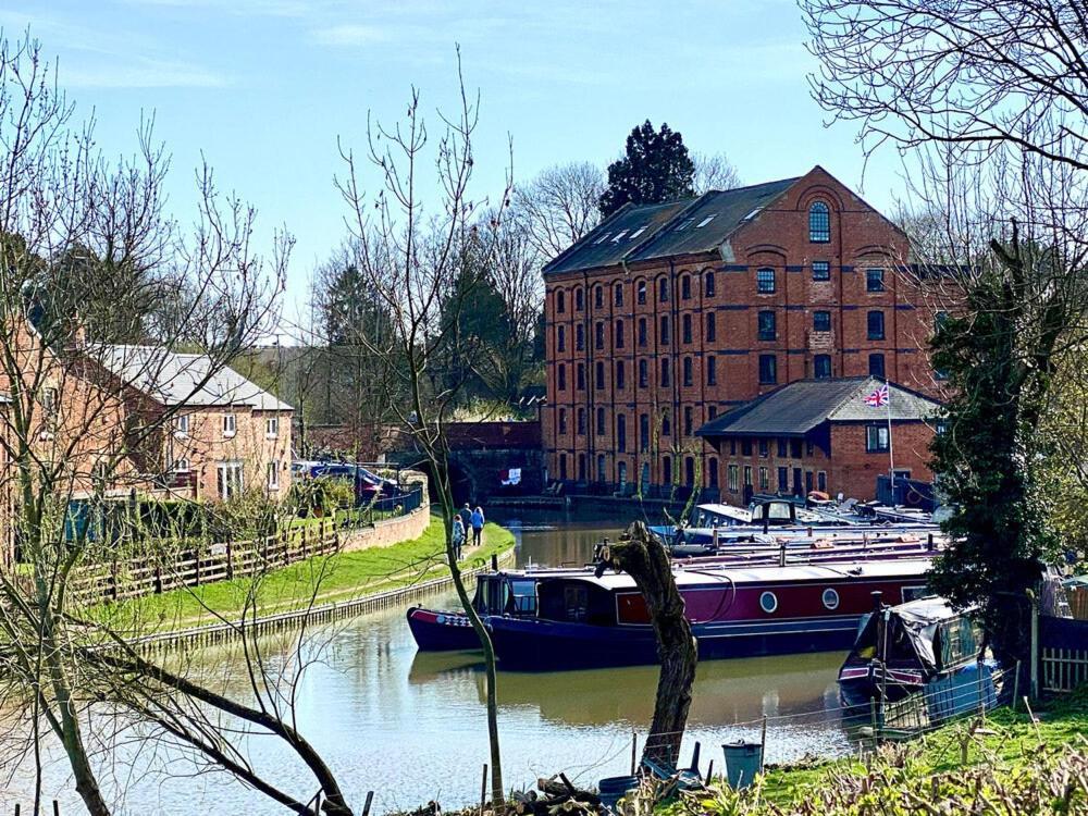 Canal View Cottage With Log Fire & Parking Blisworth エクステリア 写真